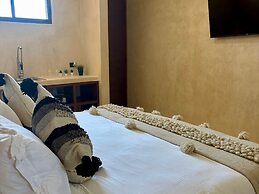 Holbox Midtown Suites