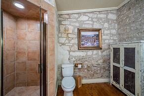 Luxurious Historic 5BR Fredericksburg inn w spa