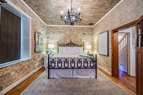 Luxurious Historic 5BR Fredericksburg inn w spa