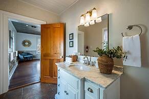 Luxurious Historic 5BR Fredericksburg inn w spa