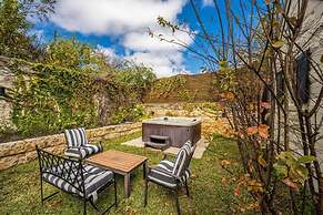 Luxurious Historic 5BR Fredericksburg inn w spa