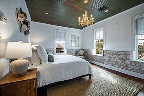 Luxurious Historic 5BR Fredericksburg inn w spa