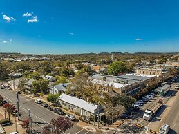 Luxurious Historic 5BR Fredericksburg inn w spa