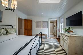 Luxurious Historic 5BR Fredericksburg inn w spa