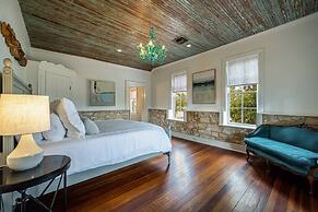 Luxurious Historic 5BR Fredericksburg inn w spa