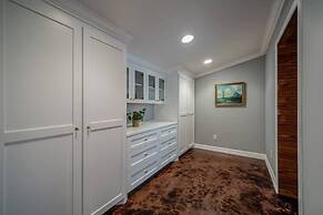 Luxurious Historic 5BR Fredericksburg inn w spa