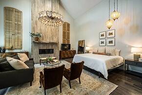 Luxurious Historic 5BR Fredericksburg inn w spa