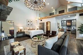 Luxurious Historic 5BR Fredericksburg inn w spa