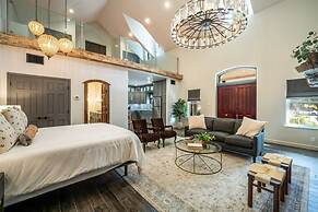 Luxurious Historic 5BR Fredericksburg inn w spa