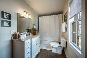 Luxurious Historic 5BR Fredericksburg inn w spa