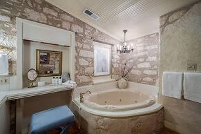 Luxurious Historic 5BR Fredericksburg inn w spa