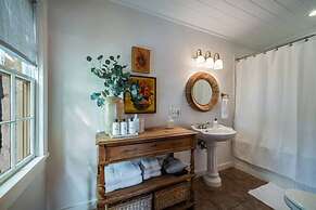Luxurious Historic 5BR Fredericksburg inn w spa