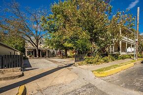 Luxurious Historic 5BR Fredericksburg inn w spa