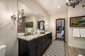 Luxurious Historic 5BR Fredericksburg inn w spa