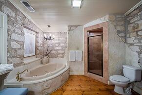 Luxurious Historic 5BR Fredericksburg inn w spa