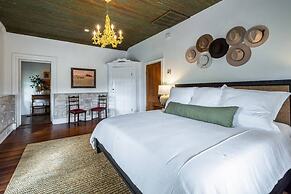 Luxurious Historic 5BR Fredericksburg inn w spa