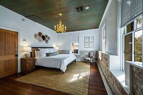Luxurious Historic 5BR Fredericksburg inn w spa