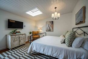 Luxurious Historic 5BR Fredericksburg inn w spa