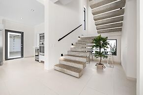 NEW Premium 4BR Large Pool Outdoor Kitchen