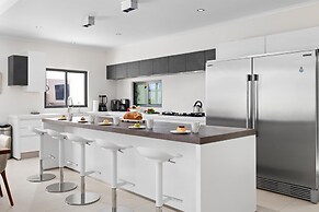 NEW Premium 4BR Large Pool Outdoor Kitchen