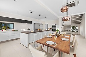 NEW Premium 4BR Large Pool Outdoor Kitchen