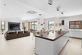 NEW Premium 4BR Large Pool Outdoor Kitchen