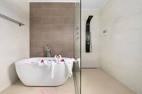 NEW Premium 4BR Large Pool Outdoor Kitchen