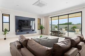 NEW Premium 4BR Large Pool Outdoor Kitchen