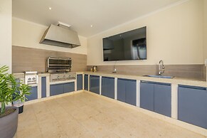 NEW Premium 4BR Large Pool Outdoor Kitchen