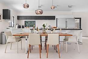 NEW Premium 4BR Large Pool Outdoor Kitchen