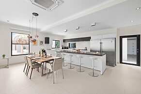 NEW Premium 4BR Large Pool Outdoor Kitchen