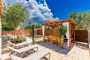 Lovely Leisure Apartments With Pool