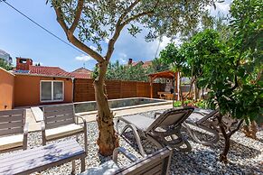 Lovely Leisure Apartments With Pool