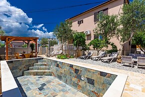 Lovely Leisure Apartments With Pool