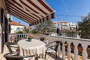 Lovely Leisure Apartments With Pool