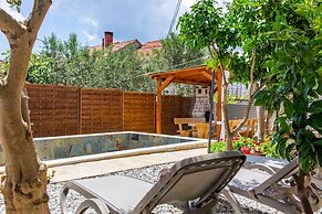 Lovely Leisure Apartments With Pool