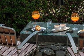 Chill Out Old Town & Seaview Apartments