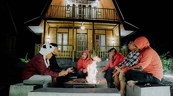 Sikunir Pondok Cabin By Travelink