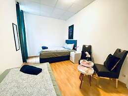 Stylish Shared 3-Bedroom Stay Near City