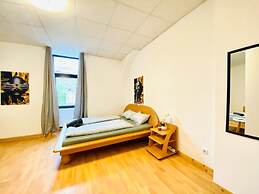 Stylish Shared 3-Bedroom Stay Near City