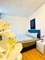 Stylish Shared 3-Bedroom Stay Near City