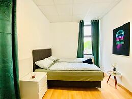 Stylish Shared 3-Bedroom Stay Near City