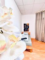 Stylish Shared 3-Bedroom Stay Near City