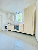 Stylish Shared 3-Bedroom Stay Near City