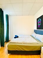 Stylish Shared 3-Bedroom Stay Near City