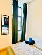 Stylish Shared 3-Bedroom Stay Near City