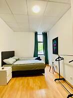 Stylish Shared 3-Bedroom Stay Near City