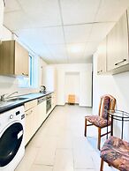 Stylish Shared 3-Bedroom Stay Near City