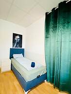 Stylish Shared 3-Bedroom Stay Near City