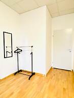 Stylish Shared 3-Bedroom Stay Near City